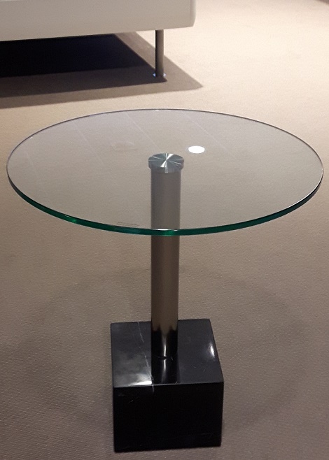Glazen tafel_bijzettafel met kolom basis marmerlook,modern _doorsnede 50cm.,hoog 54 cm.Klotz.